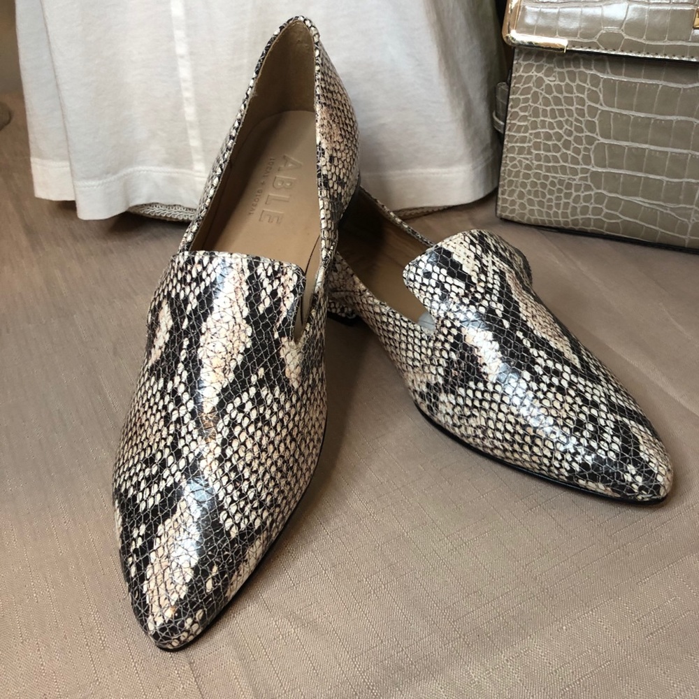 Able Leather Snakeskin Pattern Pointed Toe Loafers - image 1